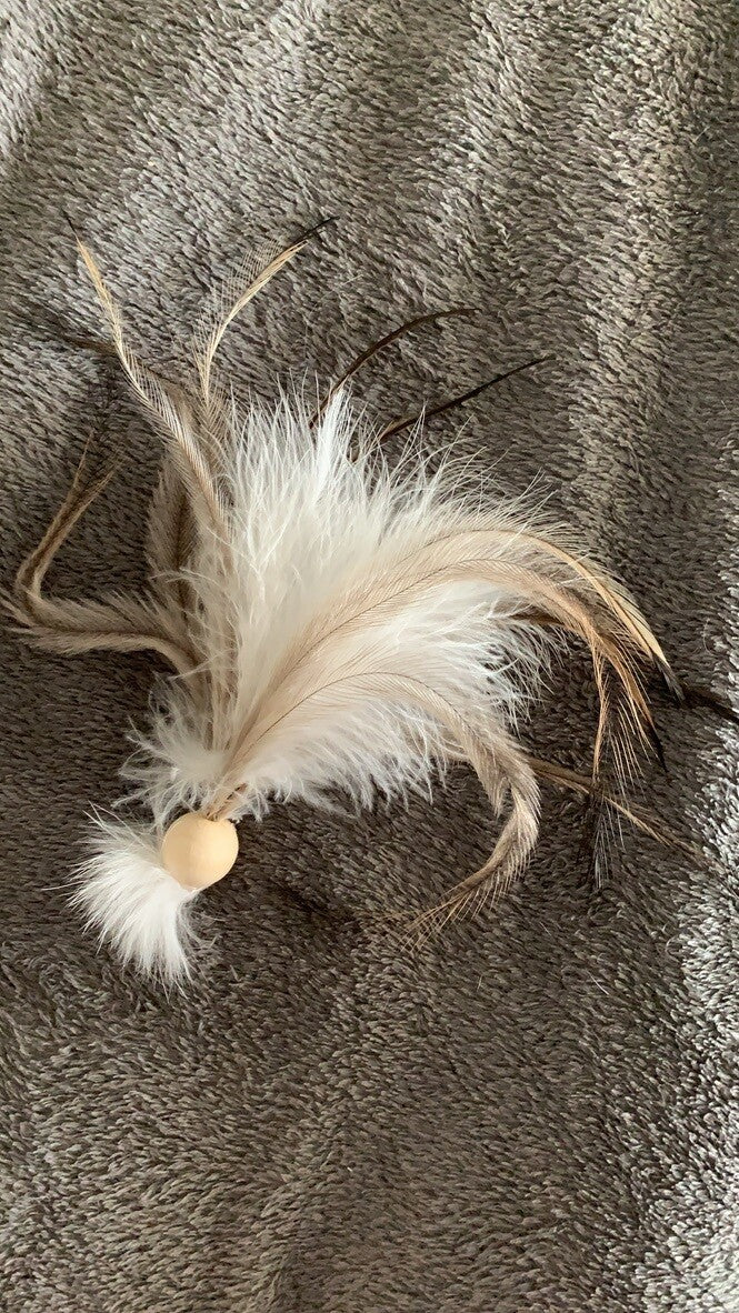 Holzkugel "Feather" – Das perfekte Solitärspielzeug für aktive Katzen